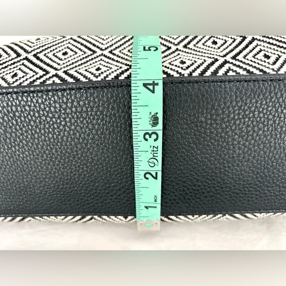 Jewell by Thirty-One Black and White Geometric Bag with shoulder strap. - Picture 11 of 12